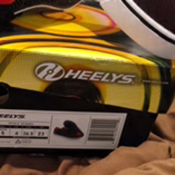 Heelys size 4 red and black boys sneakers - Picture 2 of 7